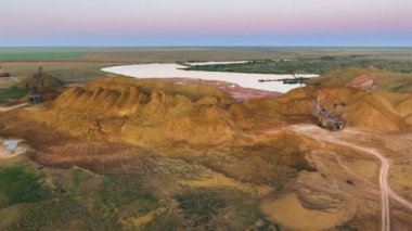 Taş ocağı Panoraması. Yapay göl. Gün batımı. Ufuk. Mineraller gelişimi.