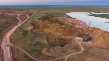 Taş ocağı Panoraması. Yapay göl. Gün batımı. Ufuk. Mineraller gelişimi.
