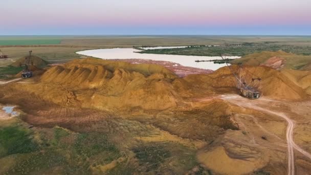 Taş ocağı Panoraması. Yapay göl. Gün batımı. Ufuk. Mineraller gelişimi. — Stok video