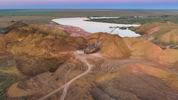 Panorama över stenbrottet. Konstgjord lake. Solnedgång. Horisonten. Utveckling av mineraler. — Stockvideo