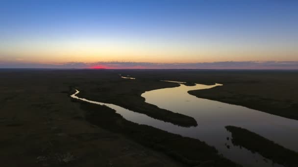 Flussbett bei Sonnenuntergang. Blick von oben. Idyllischer Weg. — Stockvideo