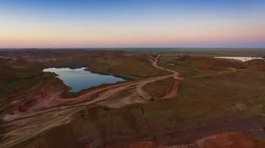Taş ocağı Panoraması. Yapay göl. Gün batımı. Ufuk. Mineraller gelişimi.