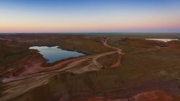 採石場のパノラマ。人工湖。日没。地平線。鉱物の開発. — ストック動画