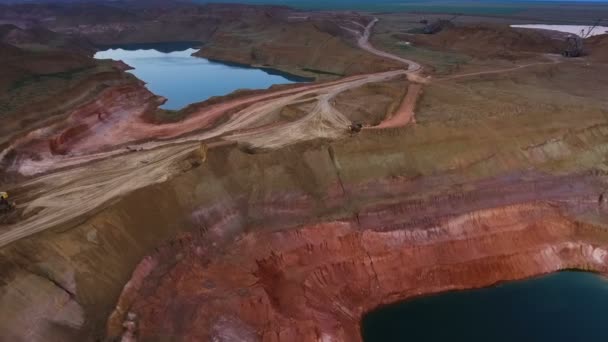 Panorama z kamieniołomu. Sztuczne jezioro. Zachód słońca. Horyzont. Rozwoju minerałów. — Wideo stockowe