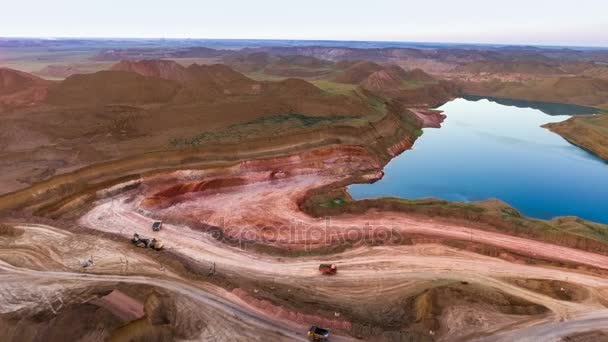 Panorama z lomu. Umělé jezero. Západ slunce. Horizont. Vznik minerálů. — Stock video