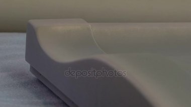 Mobilya yönetim kurulu ile boya tabancası vernikli. Adam işçi ahşap tahta boya tabancası ile boyama.