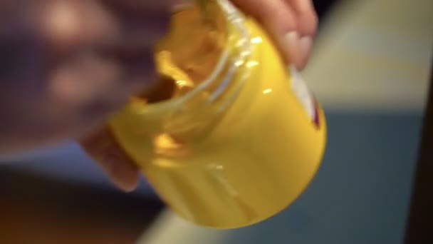 Peinture à l'huile jaune étalée à partir de la boîte de verre sur la palette. Des mains de peintres. Atelier d'artistes . — Video