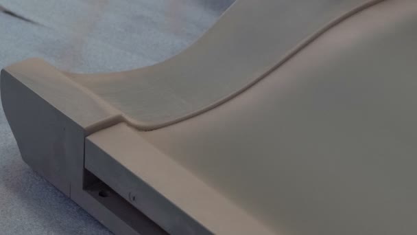Pracovník pracuje povrchu nábytku s brusným papírem. Detail. — Stock video