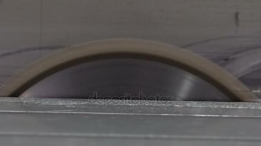 Daire testere. Disk çalışmaya başlar. Ahşap testere ile kesme.