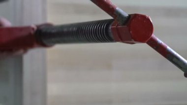 İşçi kelepçe sıkın. Yakın çekim. Mobilya fabrikası.