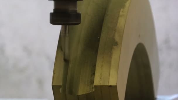 Saai machine maakt een vorm uit een houten werkstuk. Meubelfabriek. Ontwerpstudio. — Stockvideo