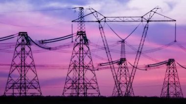 Yüksek gerilim elektrik iletim kulesi enerji pilon. Gün batımı. Isı pus. Timelapse.