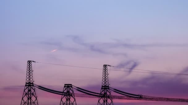 Věž vysoká napětí elektrického přenosu energie Pylon. Západ slunce. Timelapse. — Stock video