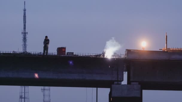 Reconstrucción de un puente sobre el río. Cronograma . — Vídeo de stock