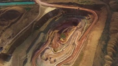 Açık döküm. Benim işletim. Ekskavatör. Kamyon. Panorama.