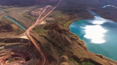 Taş ocağı Panoraması. Yapay göl. Gün batımı. Ufuk. Mineraller gelişimi.
