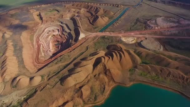 Panorama de la cantera. Lago artificial. Puesta de sol. Horizonte. Desarrollo de minerales . — Vídeos de Stock