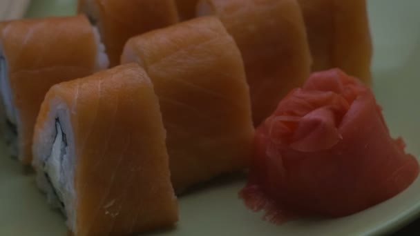 El sushi triangular enrolla Filadelfia en un plato. Primer plano . — Vídeo de stock