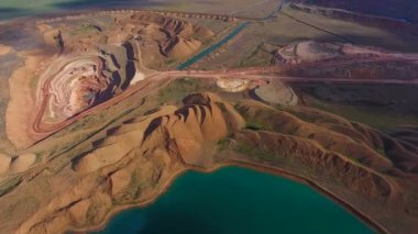 Taş ocağı Panoraması. Yapay göl. Gün batımı. Ufuk. Mineraller gelişimi.