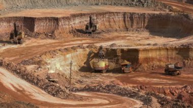 Ekskavatör cevher döküm-kamyon yükleyin. Bu alan buaxite, alüminyum ve diğer mineraller için mayınlı. Açık döküm. Benim işletim. Boksit ocağı.