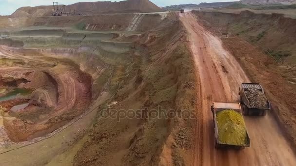 Zwei Kipper transportieren Erz aus dem Steinbruch. Panorama der Mine. Barchansande. Entwicklung von Mineralien. — Stockvideo