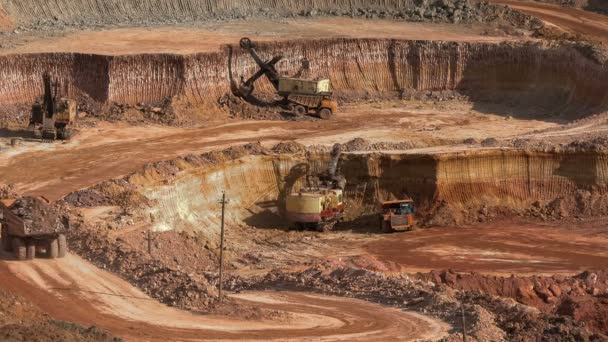 Bagger laden Erz in Kipper. Dieses Gebiet wurde nach Buaxit, Aluminium und anderen Mineralien abgebaut. Tagebau. Minen betreiben. Bauxitabbau. — Stockvideo