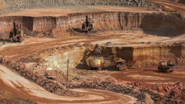 ショベルは、ダンプ トラックに鉱石をロードします。この地域は、buaxite、アルミニウムおよび他の鉱物の採掘されています。オープン キャスト。オペレーティング鉱山。ボーキサイトの採石場. — ストック動画