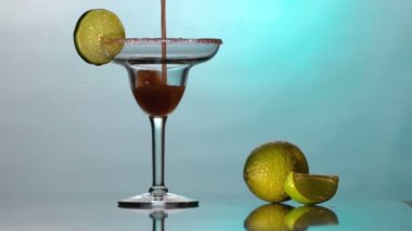 Bir martini cam içine kokteyl dökün. Coupette cam. Ağır çekim.