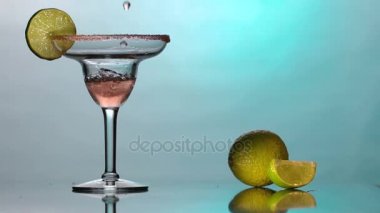 Bir martini cam içine kokteyl dökün. Coupette cam. Ağır çekim.