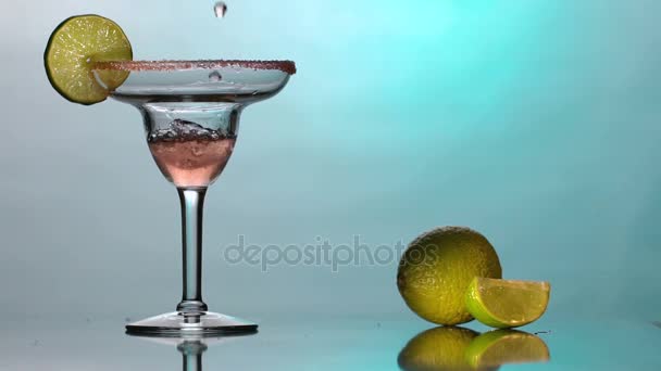 Cocktail se toarnă într-un pahar de martini. Sticla Coupette. Slow motion . — Videoclip de stoc
