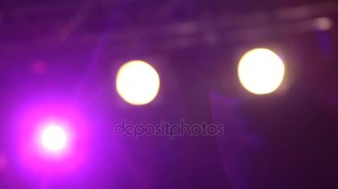 Yakın çekim odak projektörler bir kadeh. Konser sahne flaş ışıkları.