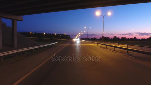 Vista aérea. Tráfego na auto-estrada iluminada. Tráfego noturno . — Vídeo de Stock