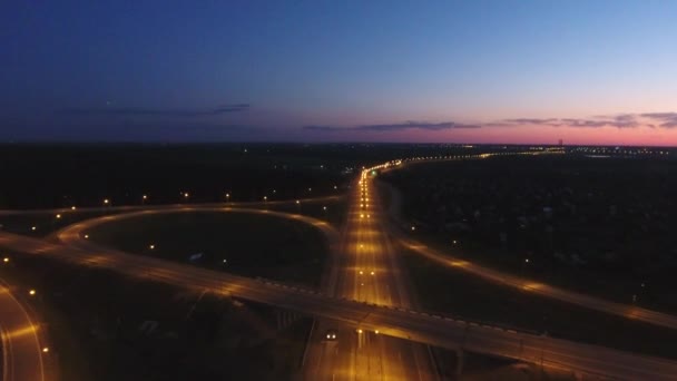 Vista aerea. Traffico all'interscambio stradale illuminato. Traffico serale . — Video Stock