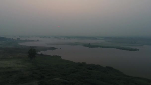 Вид с воздуха. Панорамный летний пейзаж утром. Живописный пейзаж с рекой, деревьями и полем с невероятным солнцем. Утренний туман . — стоковое видео