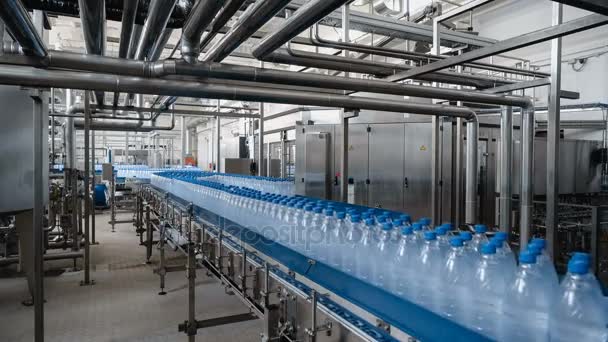 Water filling line - Water bottling line for processing and bottling pure mineral water into blue bottles. — Stock Video