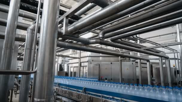 Linha de enchimento de água - Linha de engarrafamento de água para processamento e engarrafamento de água mineral pura em garrafas azuis . — Vídeo de Stock