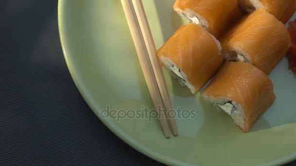 El sushi triangular enrolla Filadelfia en un plato. Primer plano. Vista desde arriba . — Vídeo de stock