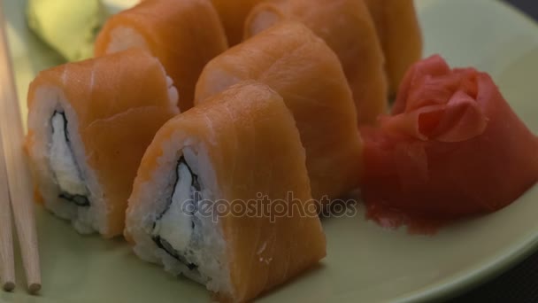 El sushi triangular enrolla Filadelfia en un plato. Primer plano . — Vídeos de Stock