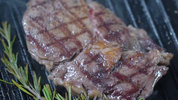 쇠고기 스테이크는 그릴에 큰 바다 소금을 뿌 렸 다. 슬로우 모션. — 비디오