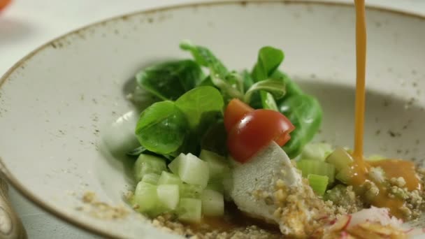 Purê de legumes derrama na sopa de legumes. Movimento lento . — Vídeo de Stock