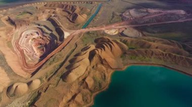 Taş ocağı Panoraması. Yapay göl. Gün batımı. Ufuk. Mineraller gelişimi.
