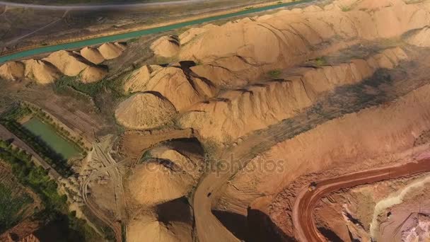 Panorama över stenbrottet. Konstgjord lake. Solnedgång. Barkhan sands. Utveckling av mineraler. — Stockvideo