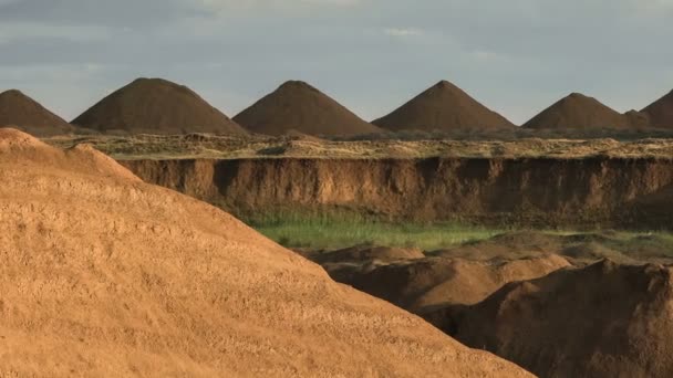 PAN colpo di dune di sabbia come le piramidi egiziane che circondano la miniera. Scarichi le materie prime minerarie della cava per alluminio . — Video Stock