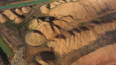 Taş ocağı Panoraması. Yapay göl. Gün batımı. Barkhan sands. Mineraller gelişimi.