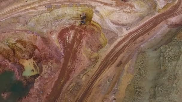 Blick auf den Steinbruch. Barchansande. Entwicklung von Mineralien. Blick von oben. — Stockvideo