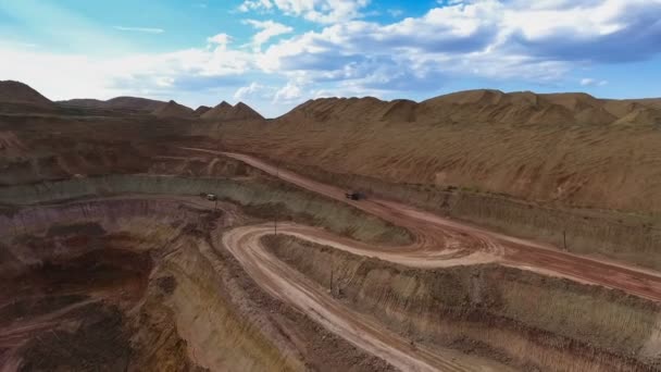 Taş ocağı Panoraması. Yapay göl. Gün batımı. Barkhan sands. Mineraller gelişimi. — Stok video