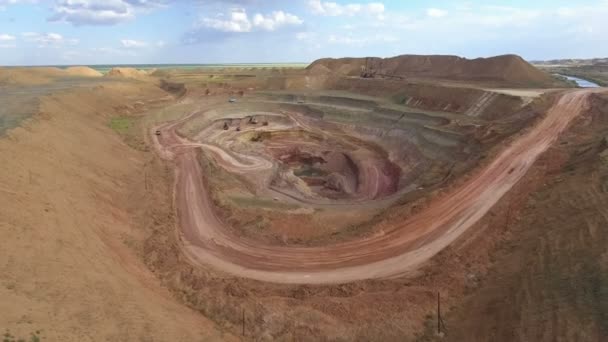 Panorama över stenbrottet. Konstgjord lake. Solnedgång. Horisonten. Utveckling av mineraler. — Stockvideo