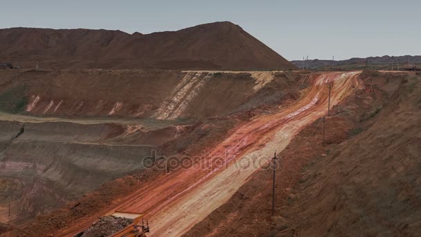 Muldenkipper bringt Erz aus dem Steinbruch. Panorama der Mine. Barchansande. Entwicklung von Mineralien. — Stockvideo