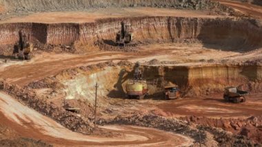 Ekskavatör cevher döküm-kamyon yükleyin. Bu alan buaxite, alüminyum ve diğer mineraller için mayınlı. Açık döküm. Benim işletim. Boksit ocağı.