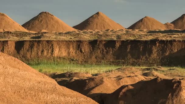 PAN tiro de dunas de arena como las pirámides egipcias que rodean la mina. Descarga de materias primas para la extracción de canteras de aluminio . — Vídeos de Stock